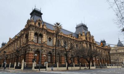 Palácio de Águas Correntes, edifício histórico de Buenos Aires com arquitetura ornamentada e inspiração europeia.