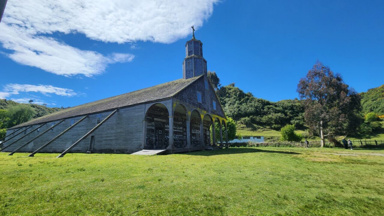 Igreja de Quinchao, templo histórico em madeira localizado na Ilha de Quinchao, Chiloé, reconhecido como Patrimônio da Humanidade.