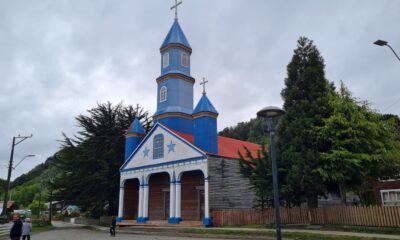 Igreja de Tenaún, igreja de madeira com três torres frontais, localizada no vilarejo de Tenaún, município de Dalcahue, Ilha de Chiloé, Chile.