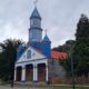 Igreja de Tenaún, igreja de madeira com três torres frontais, localizada no vilarejo de Tenaún, município de Dalcahue, Ilha de Chiloé, Chile.