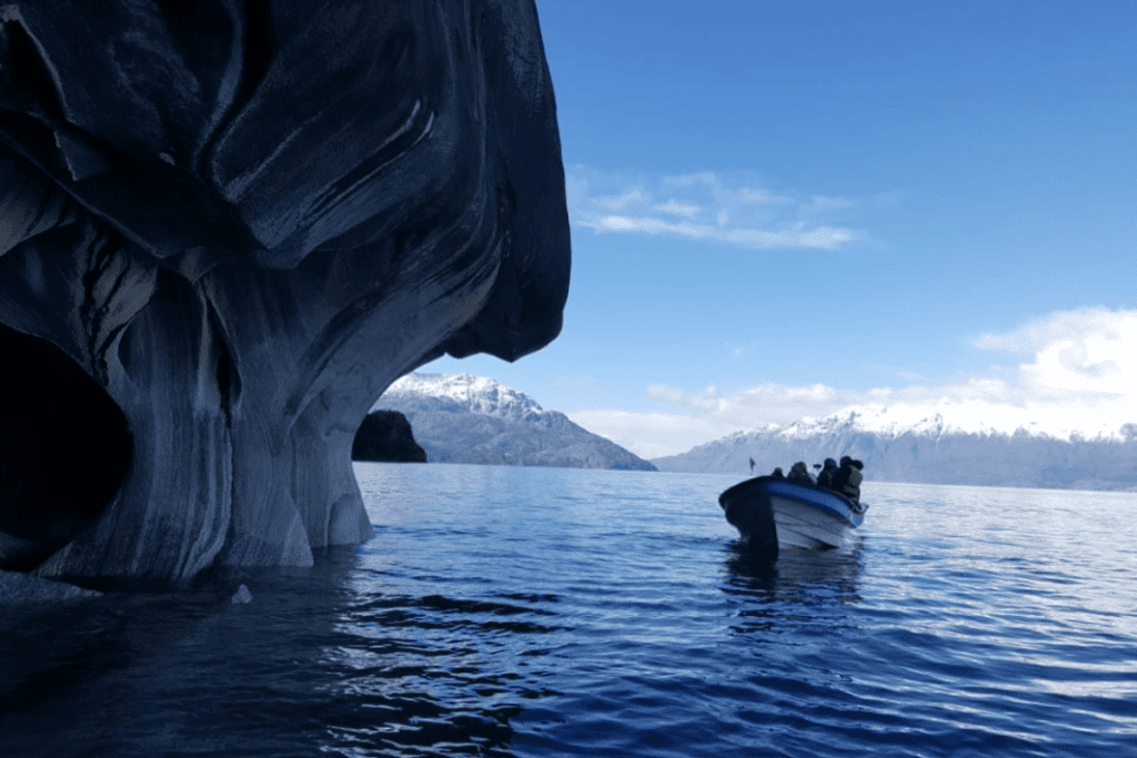 Vista das Capillas de Mármol a partir de um barco no Lago General Carrera, Carretera Austral, Patagônia Chilena.