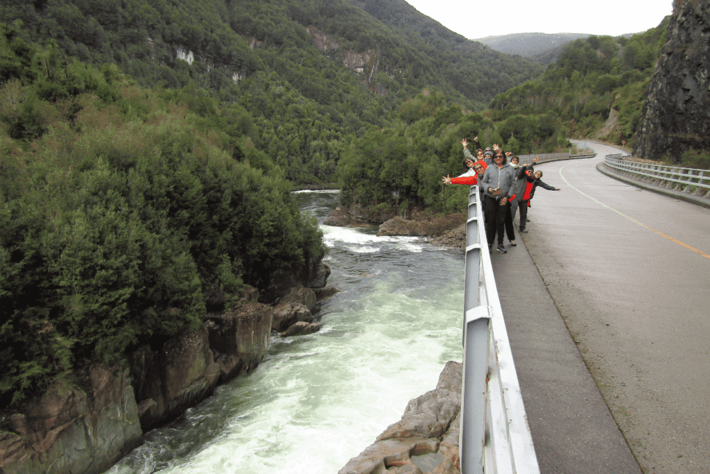 Viagem em grupo pela Carretera Austral, parada para foto no rio perto do Parque Nacional Queulat.