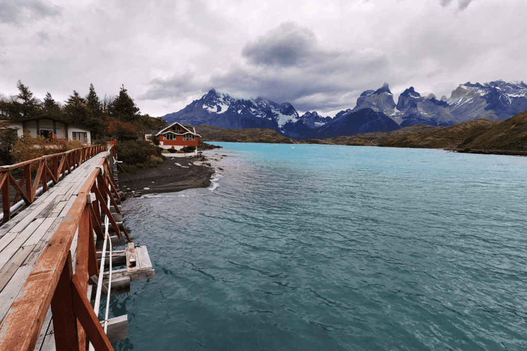 Torres del Paine, montanhas icônicas cercadas por lagos e vales no Parque Nacional Torres del Paine, Patagônia chilena.