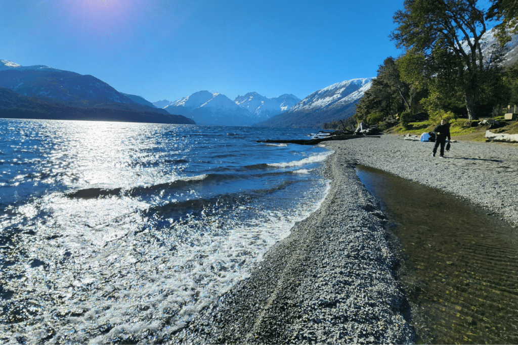 Lago Mascardi ao longo da Rota 40 na Patagônia Argentina, com montanhas ao fundo.