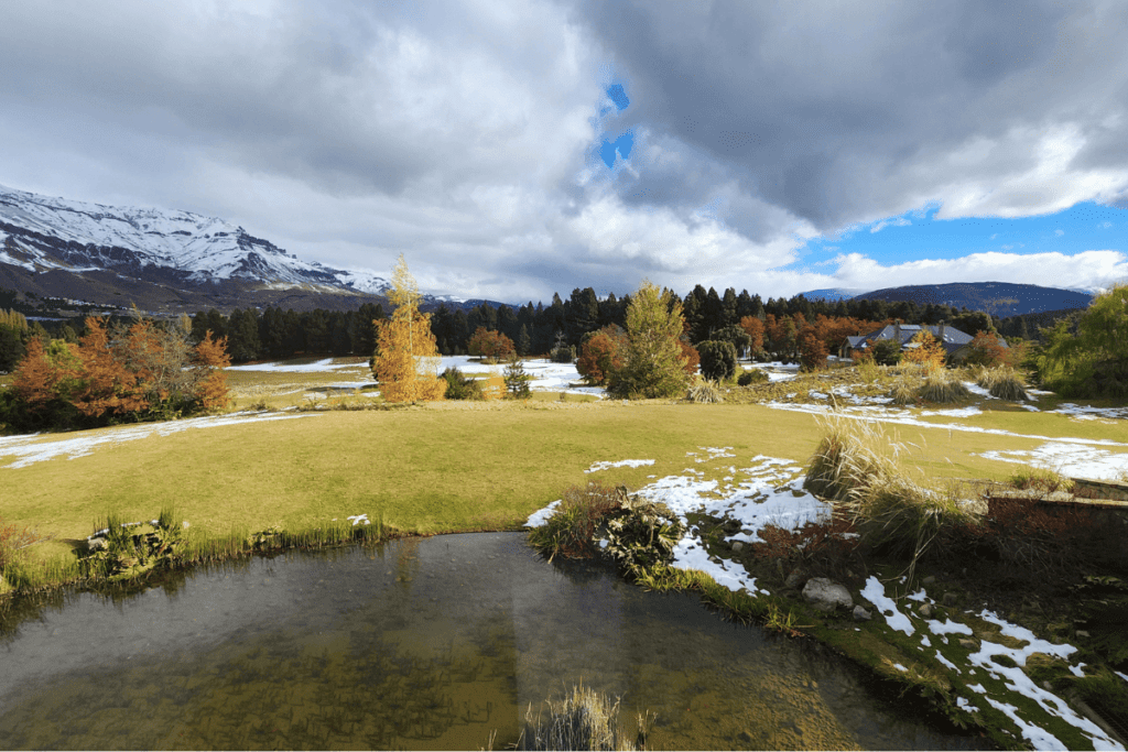 Loi Suites Chapelco cercado por montanhas em San Martín de los Andes, Patagônia Argentina.