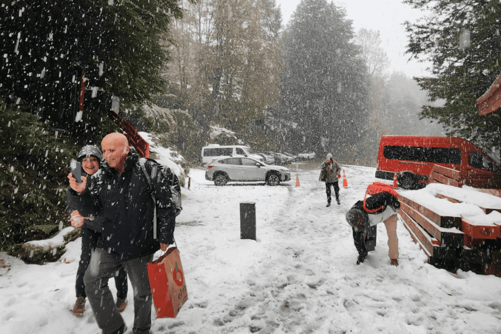 Chegada às Termas Geométricas, com neve cobrindo o estacionamento, Parque Nacional Villarrica, Patagônia Chilena.