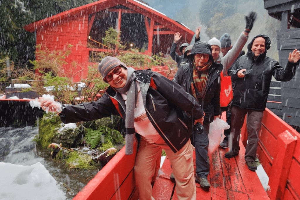 Grupo chegando às Termas Geométricas com alegria em um dia de muita neve, Parque Nacional Villarrica, Patagônia Chilena.