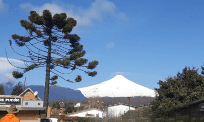 Vista do Vulcão Villarrica a partir da cidade de Pucón, na Patagônia Chilena.