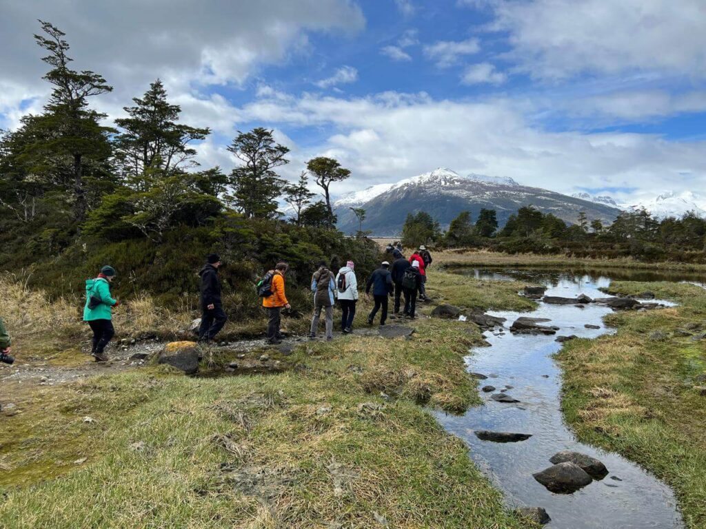 Paisagem do Parque Nacional Terra do Fogo, com montanhas, rios, lagos e florestas típicas da Patagônia.