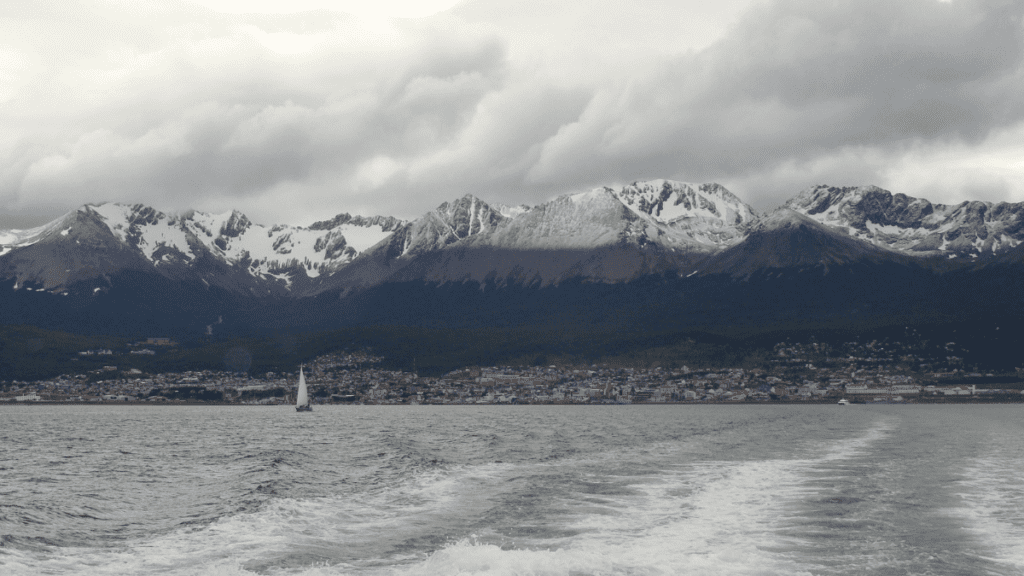 Vista panorâmica de Ushuaia ao fundo, capturada do barco navegando pelo Canal de Beagle.