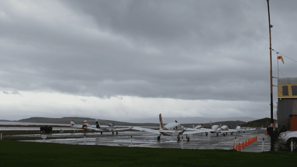 Aeroporto Internacional de Ushuaia, rodeado por montanhas e paisagens da Patagônia.