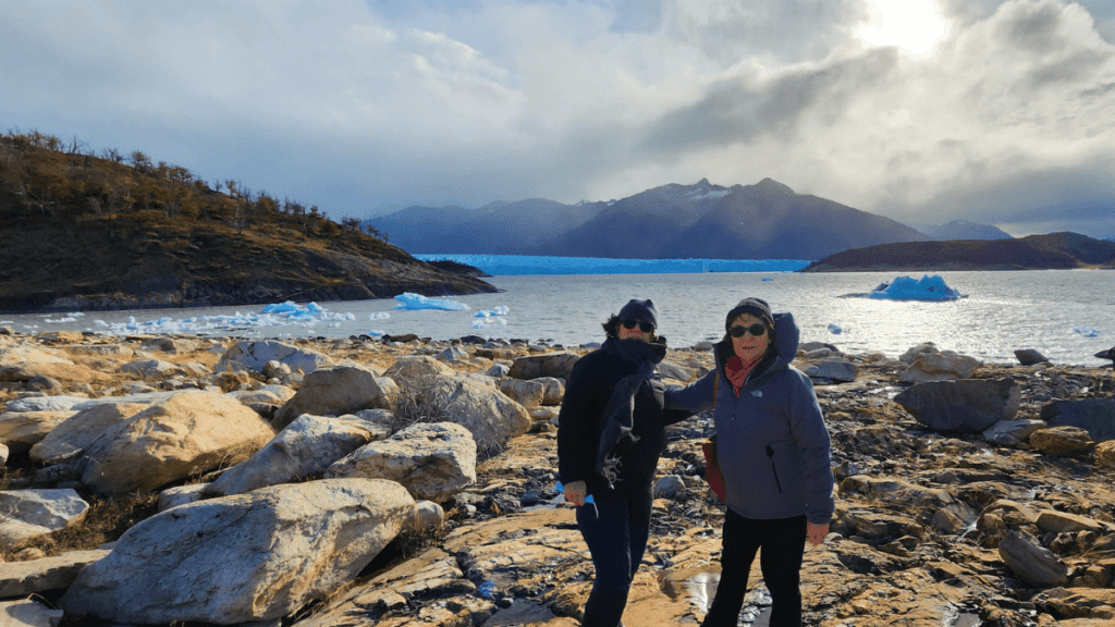 ista do Glaciar Perito Moreno em El Calafate, com sua imponente parede de gelo azul.