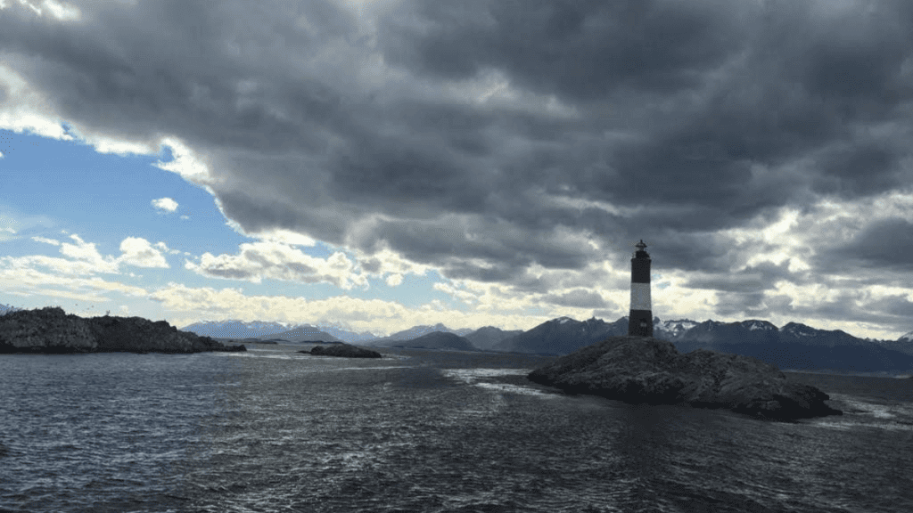 Farol do Fim do Mundo em uma ilha rochosa no Canal de Beagle, Ushuaia.