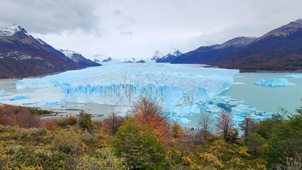 Vista panorâmica do Glaciar Perito Moreno em El Calafate, Argentina, a partir de um mirante de frente