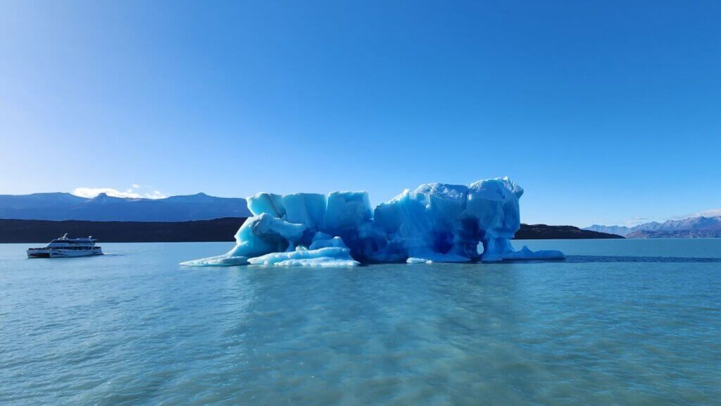 Iceberg flutuando no Lago Argentino próximo ao Glaciar Upsala, com tons de azul cristalino e formato esculpido pela natureza