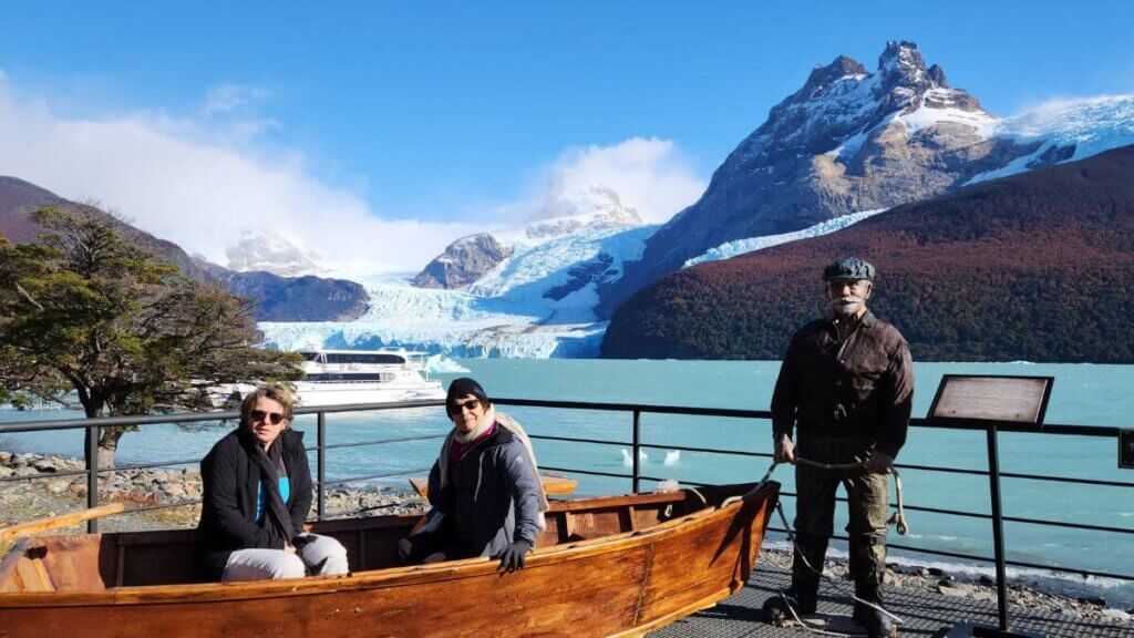 Mirante à beira do Lago Argentino com vista para o Glaciar Spegazzini ao fundo, cercado por montanhas e vegetação patagônica