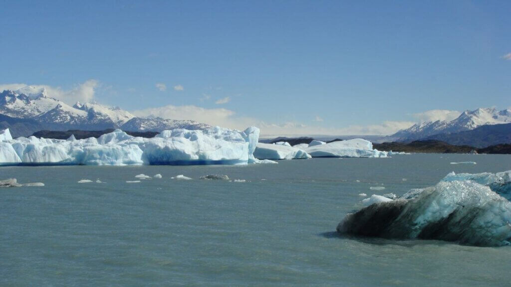 Glaciar Upsala, com icebergs e blocos de gelo flutuantes no Lago, formando uma paisagem de tons azulados e brancos.