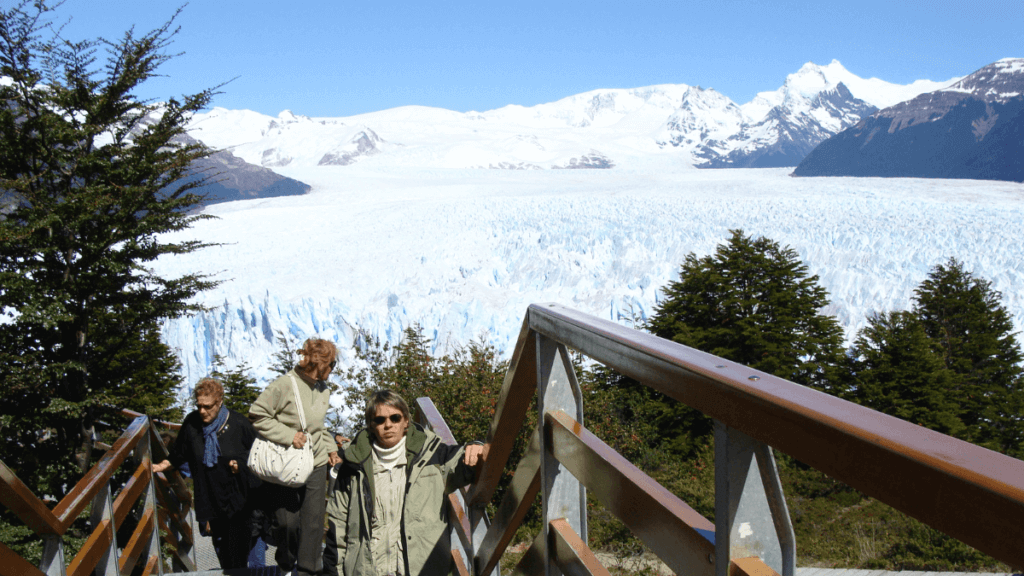 Glaciar Perito Moreno visto de frente, mostrando sua imponente parede de gelo que se estende até as águas do Lago Argentino.