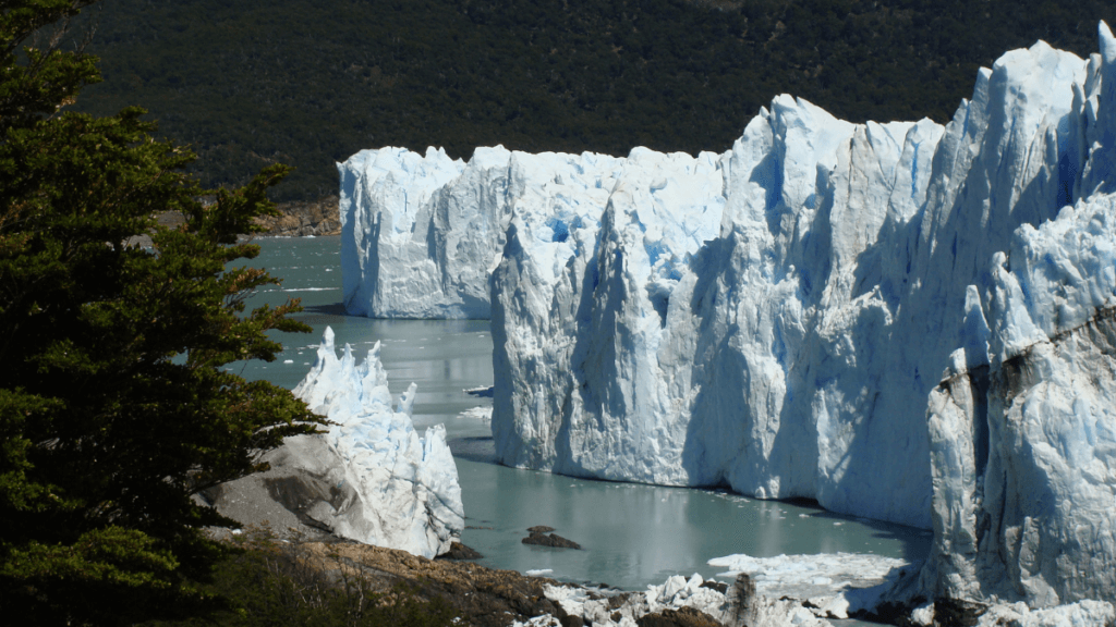 Local exato onde ocorre o fenômeno da ruptura no Glaciar Perito Moreno, com o espaço entre o glaciar e o relevo