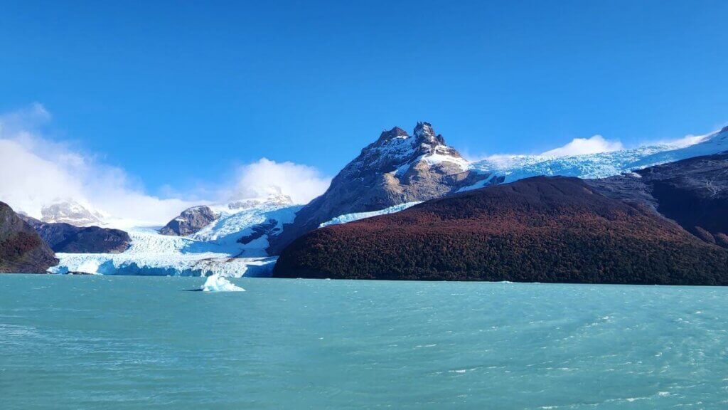 Vista do Glaciar Spegazzini em El Calafate, com suas impressionantes paredes de gelo e tons de azul característicos