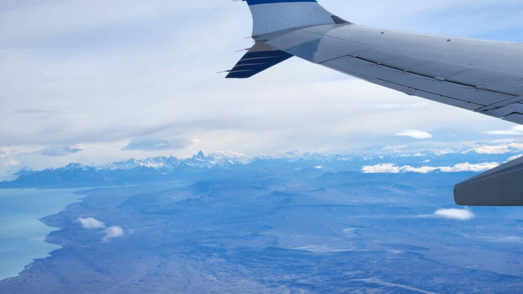 Vista aérea da região do Parque Nacional los Glaciares de com o Monte Fitz Roy ao fundo, revelando a beleza das montanhas patagônicos