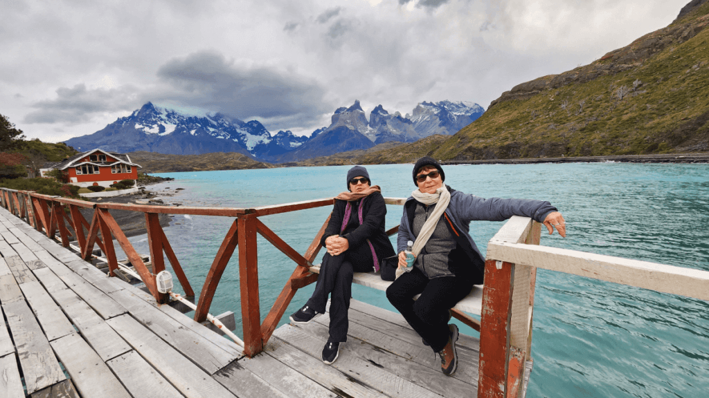 Maciço Cuernos del Paine no Parque Nacional Torres del Paine, com suas formações rochosas distintas e tons de granito, em um cenário que pode ser conjugado na mesma viagem a El Calafate.