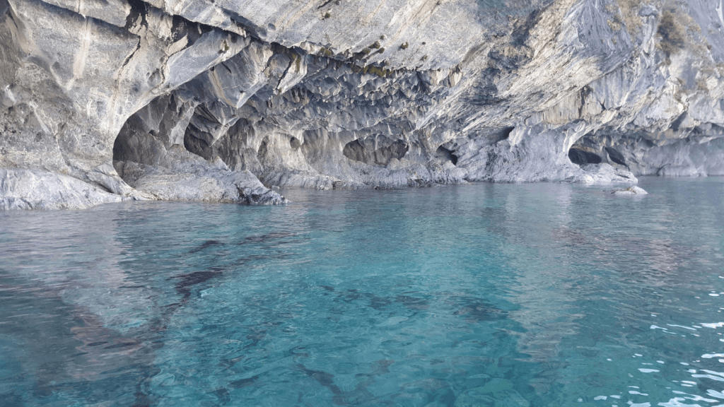 Capillas de Mármol, formações rochosas esculpidas pela erosão, emergindo das águas do Lago General Carrera, na Patagônia Chilena.