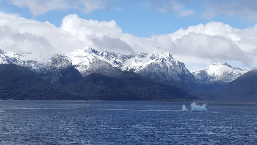 Fiordes da Laguna San Rafael, com montanhas majestosas e águas calmas na região de Aysén, um dos destinos mais impressionantes da Patagônia Chilena.