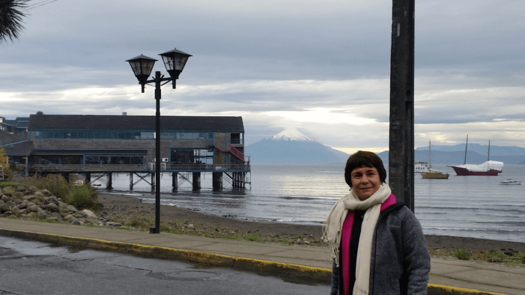 Vista de Puerto Varas, com o Lago Llanquihue em primeiro plano e o Vulcão Osorno ao fundo, na Região dos Lagos, Chile.