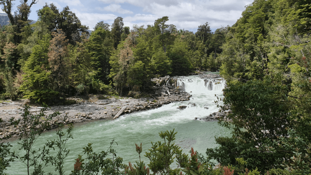 Roteiro que conecta as Igrejas de Chiloé, no arquipélago chileno, com a Travessia Andina terrestre entre Puerto Varas e Bariloche, passando pela Cordilheira dos Andes.