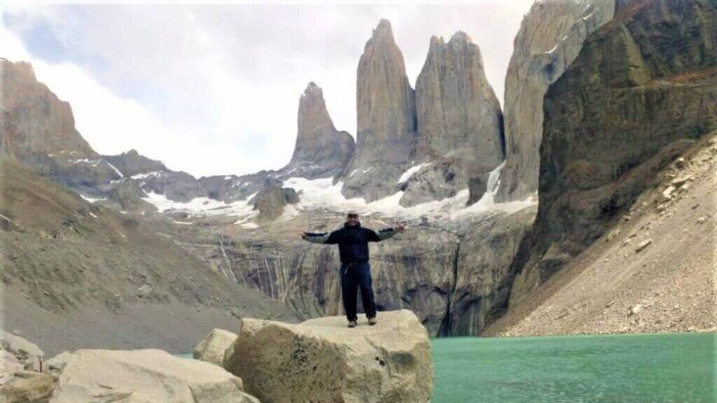 Vista de um lago próximo às Torres del Paine, com as montanhas ao fundo no Parque Nacional Torres del Paine