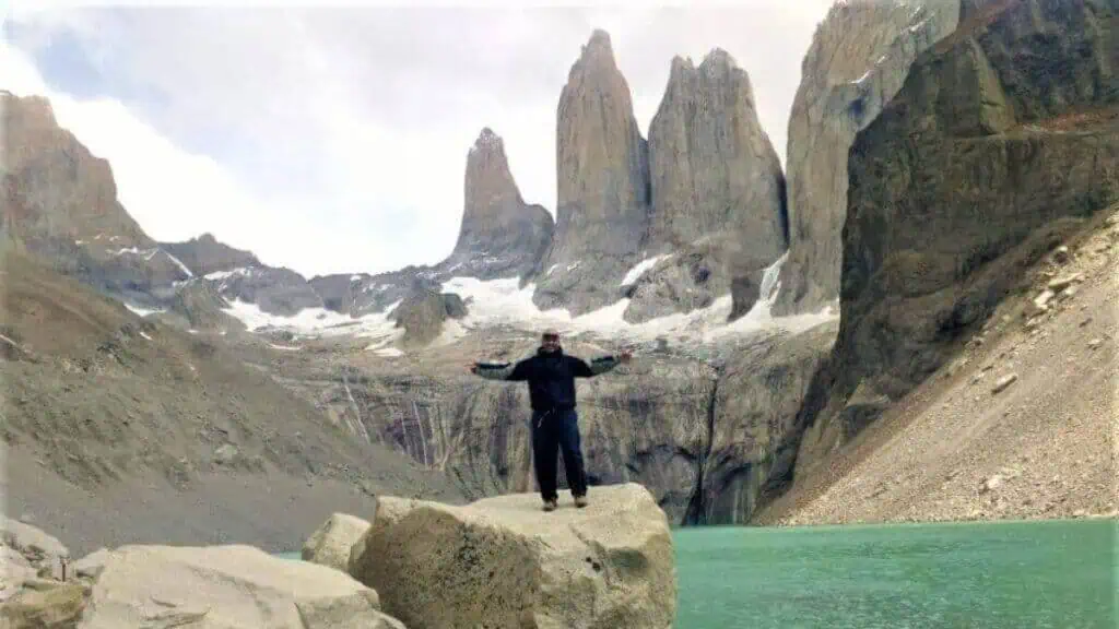 Vista de um lago próximo às Torres del Paine, com as montanhas ao fundo no Parque Nacional Torres del Paine