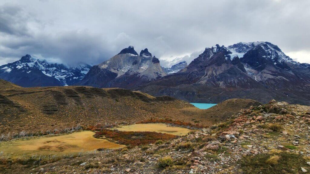 Cuernos del Paine em destaque sob paisagem outonal no Parque Nacional Torres del Paine, Patagônia Chilena