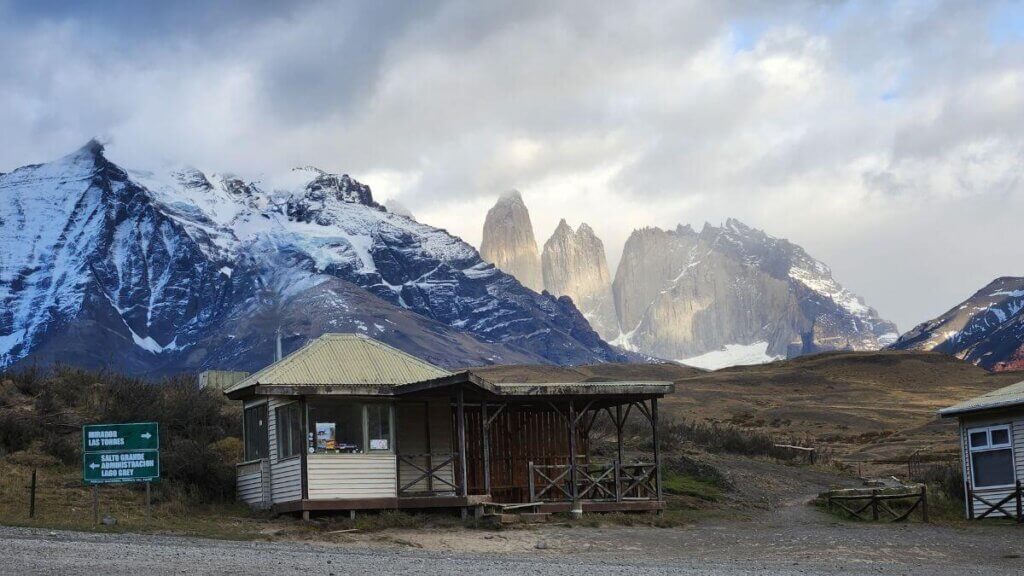 Entrada pelo portão Laguna Amarga no Parque Nacional Torres del Paine, com as Torres del Paine ao fundo