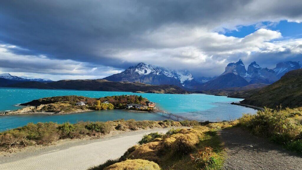 Lago Pehoe com Hostería Pehoe na ilha e os picos dos Cuernos del Paine ao fundo, Parque Nacional Torres del Paine, Patagônia.