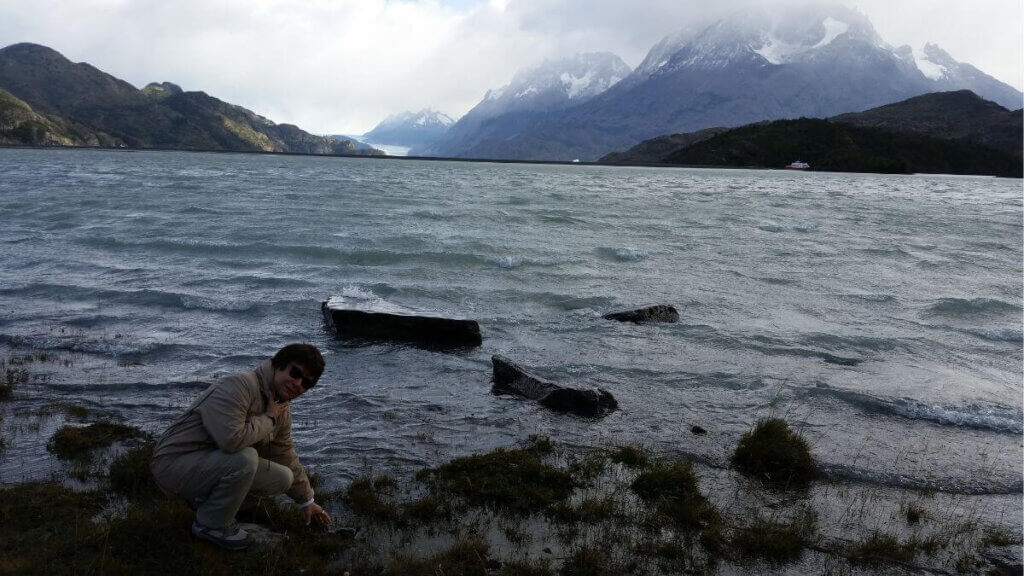 Lago Grey com águas geladas em primeiro plano e o Glaciar Grey ao fundo, no Parque Nacional Torres del Paine, Patagônia Chilena