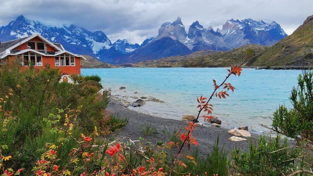 Lago Pehoé com águas azul-turquesa em primeiro plano e os Cuernos del Paine ao fundo, no Parque Nacional Torres del Paine, Patagônia Chilena