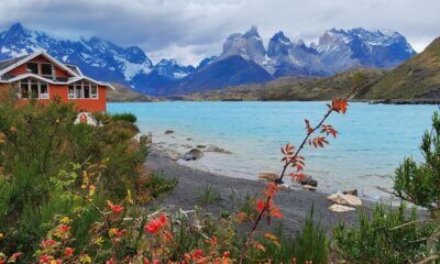 Lago Pehoé com águas azul-turquesa em primeiro plano e os Cuernos del Paine ao fundo, no Parque Nacional Torres del Paine, Patagônia Chilena