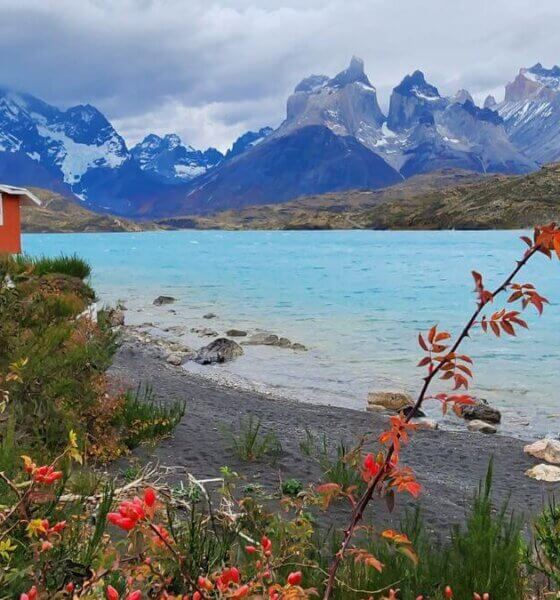 Lago Pehoé com águas azul-turquesa em primeiro plano e os Cuernos del Paine ao fundo, no Parque Nacional Torres del Paine, Patagônia Chilena