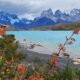 Lago Pehoé com águas azul-turquesa em primeiro plano e os Cuernos del Paine ao fundo, no Parque Nacional Torres del Paine, Patagônia Chilena