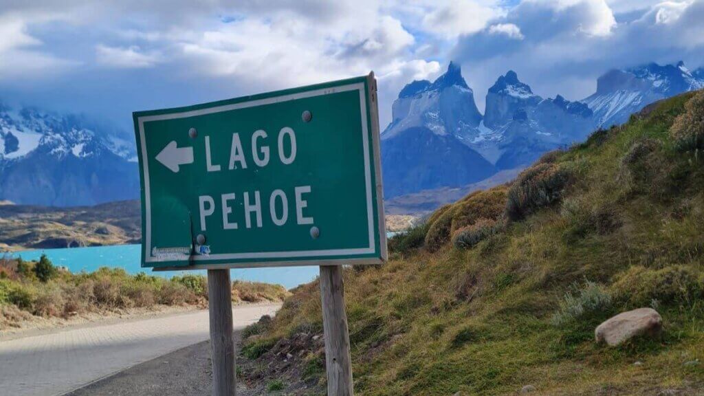 Placa indicativa com seta apontando para o Lago Pehoé no Parque Nacional Torres del Paine, Patagônia Chilena