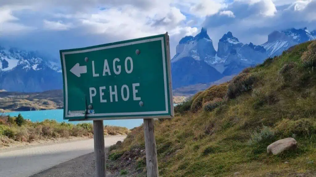 Placa indicativa com seta apontando para o Lago Pehoé no Parque Nacional Torres del Paine, Patagônia Chilena