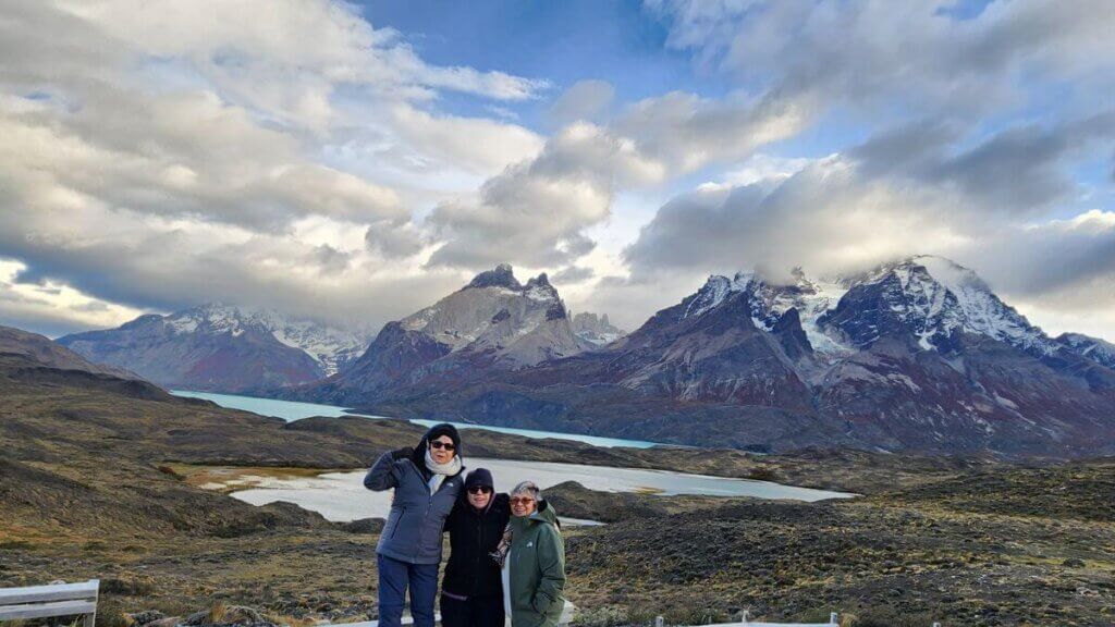 Vista do Mirador Nordenskjöld no Parque Nacional Torres del Paine, com o Lago Nordenskjöld em primeiro plano e os Cuernos del Paine ao fundo