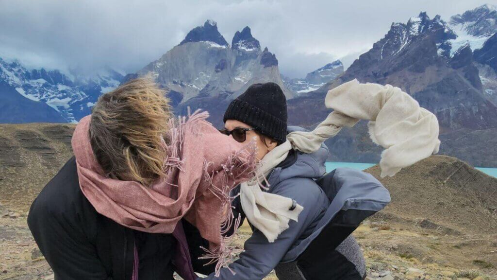 Paisagem com forte vento perceptível e os Cuernos del Paine ao fundo, no Parque Nacional Torres del Paine