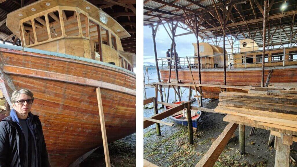 Carpinteiros da Ribeira em Chiloé trabalhando em um estaleiro tradicional “tijera”, construindo embarcação com técnicas centenárias.