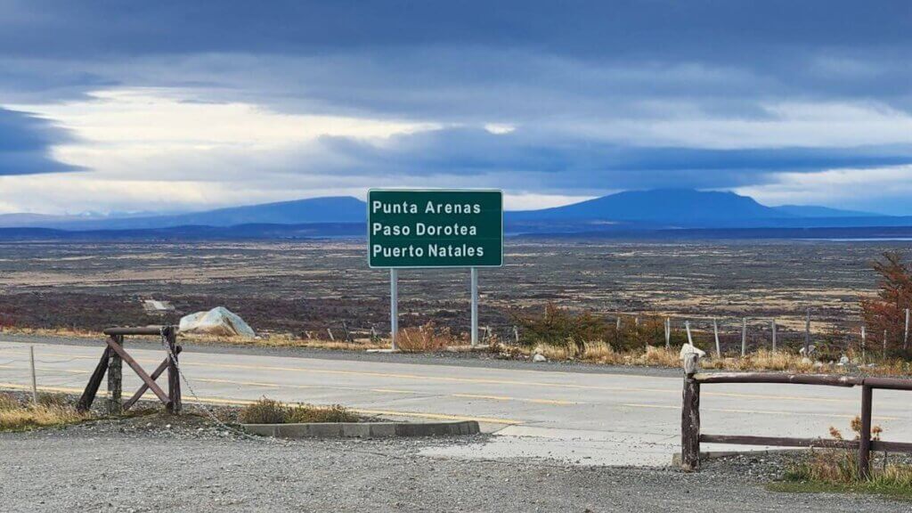 Estrada isolada na região de Torres del Paine, com paisagem patagônica e ausência de estrutura visível ao redor