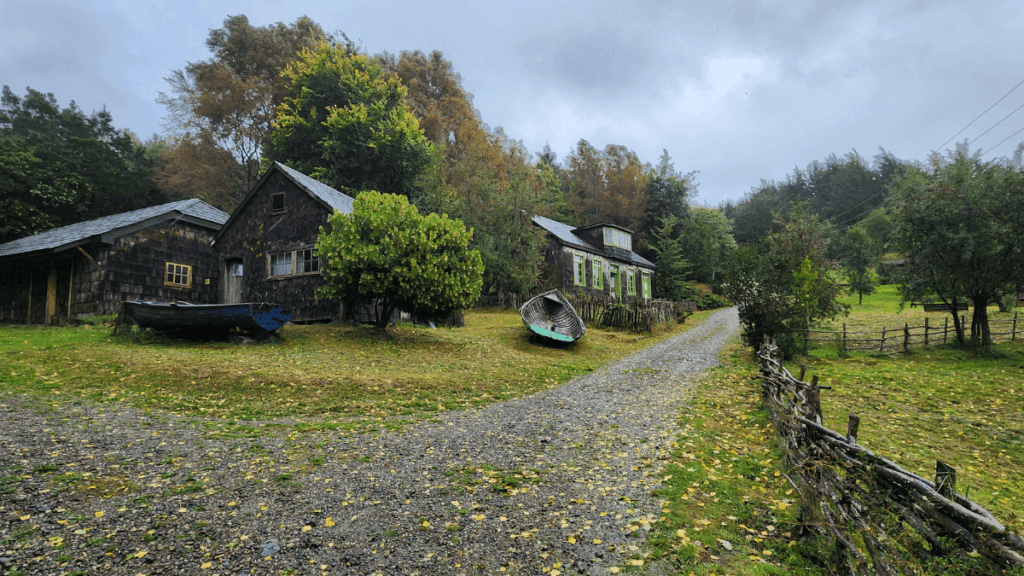 Pueblito de Weltún em Chiloé em um dia nublado, com casas chilotas autênticas e arquitetura tradicional preservada.