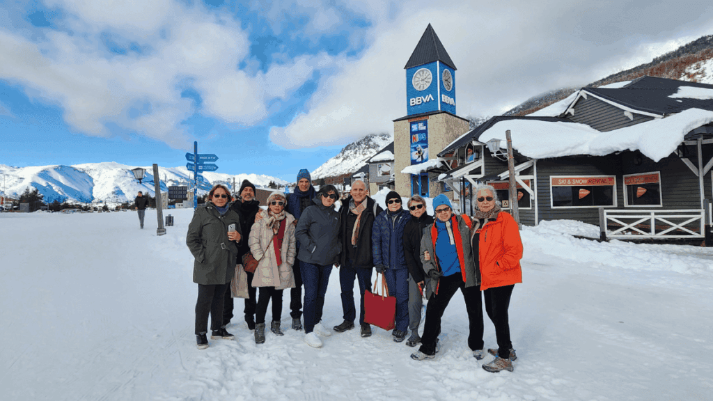 Base do Cerro Catedral com esquiadores, visitantes, lojas, restaurantes e acesso aos teleféricos em Bariloche, Argentina.