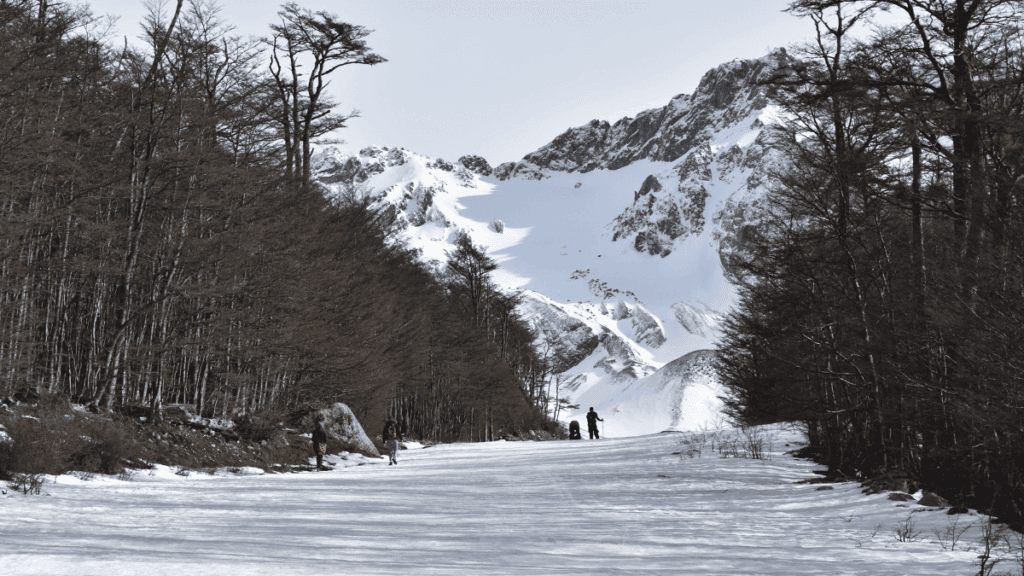 Estação de esqui Cerro Castor em Ushuaia, Argentina, com pistas nevadas e paisagem montanhosa da Terra do Fogo.