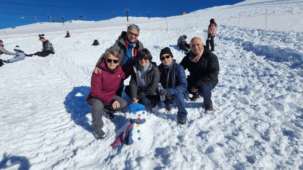 Dia de inverno no Cerro Catedral com neve fofa, ideal para fazer boneco de neve na estação de esqui mais famosa da Argentina.